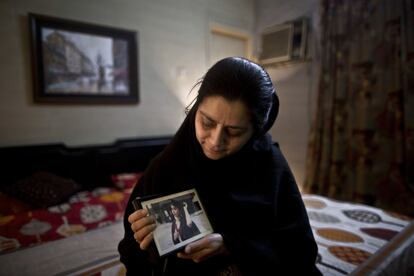 El 3 de marzo de 2014, terroristas suicidas atacaron la sede del Tribunal de Justicia de Islamabad (Pakistán). Como resultado, once personas murieron, entre las cuales había jueces, abogados, policías... Algunas de sus familias nos muestran sus retratos. En la imagen, Tariq Ámbar madre de la abogado Fizza Malik, de 23 años, una de las once víctimas del atentado. "Fizza era muy confiada, inteligente, con talento y un amor," dice Tariq, sujetando la foto de su hija.