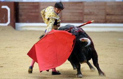 Rivera Ordóñez da un pase a su primer toro.