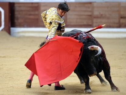 Rivera Ordóñez da un pase a su primer toro.