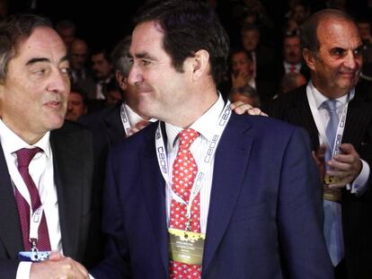 Joan Rosel y Antonio Garamendi tras las elecciones de la CEOE de 2014. Detrás, Joaquim Gay de Montellà.