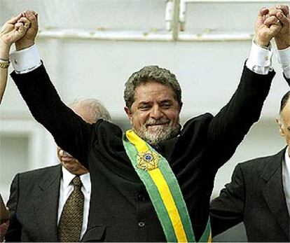 Lula alza los brazos tras jurar el cargo y recibir la banda presidencial ayer en Brasilia.