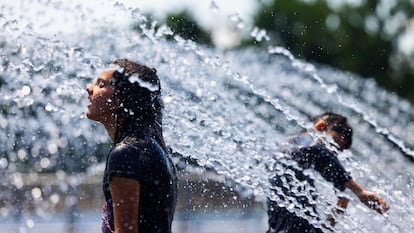 Niños se refrescan en una fuente en Washington, el 3 de julio.