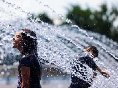 Niños se refrescan en una fuente en Washington, el 3 de julio.