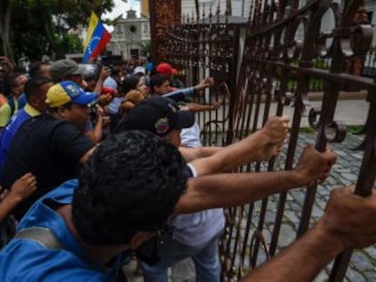 Angry pro-government protesters disrupted special session on whether to try President Nicolás Maduro