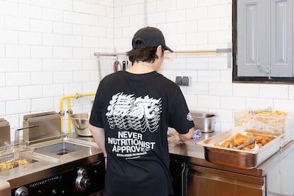 El cocinero 'El Puto Ken', en la cocina del local de Fry House en Barcelona.