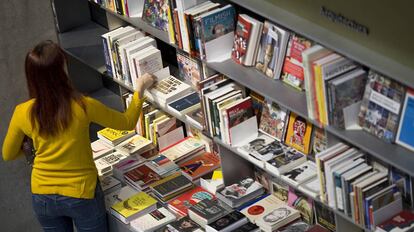 Una mujer en la librería del Caixafórum de Sevilla, donde se celebra el congreso de Cegal.