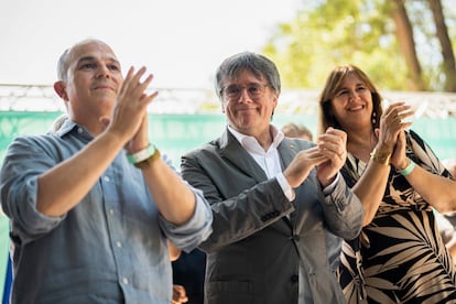 El expresidente de la Generalitat Carles Puigdemont (c), acompañado por el secretario general del partido, Jordi Turull (i), y la presidenta del partido, Laura Borràs.
