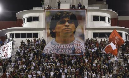 O ex-camisa 10 da seleção argentina é reverenciado por torcedores do Huracán.