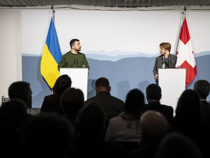 La presidenta suiza Viola Amherd, junto a su homólogo ucranio, Volodímir Zelenski, este lunes en Berna.