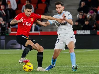 Dani Rodríguez controla el balón ante Iván Martín, durante el partido entre el Mallorca y el Girona.