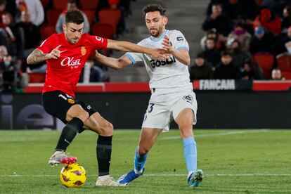 Dani Rodríguez controla el balón ante Iván Martín, durante el partido entre el Mallorca y el Girona.