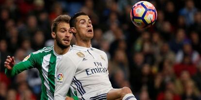 Germán Pezzella, futbolista del Betis, defiende al delanterio del Real Madrid, Cristiano Ronaldo.