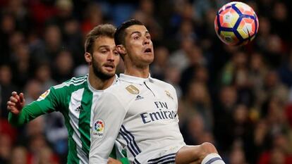 Germán Pezzella, futbolista del Betis, defiende al delanterio del Real Madrid, Cristiano Ronaldo.
