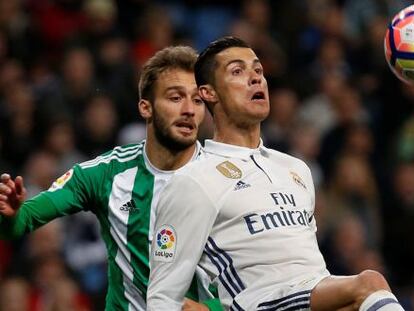 Germán Pezzella, futbolista del Betis, defiende al delanterio del Real Madrid, Cristiano Ronaldo.
