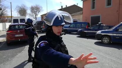 Autoridades judiciales citadas por AFP han informado de que el individuo ha manifestado que forma parte del Estado Islámico (ISIS). En la imagen, agentes de la policía acordonan la zona.