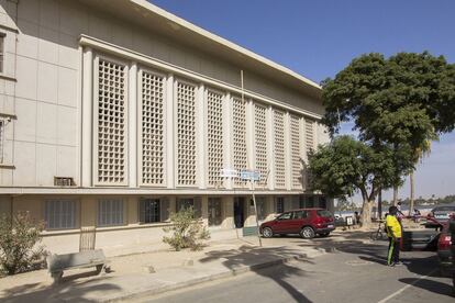 El Centro de Investigaciones y Documentación de Senegal (CRDS) es un ejemplo de arquitectura institucional que data de 1955. Por su sobriedad y su diseño geométrico representa el gusto estético del Modernismo, edificado en la época colonial, entre los años 1930 y 60. 


