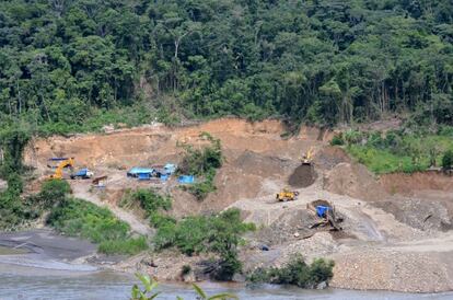 Maquinário pesado em uma mina de ouro junto ao rio Araza (Peru).