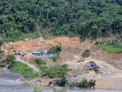 Maquinário pesado em uma mina de ouro junto ao rio Araza (Peru).