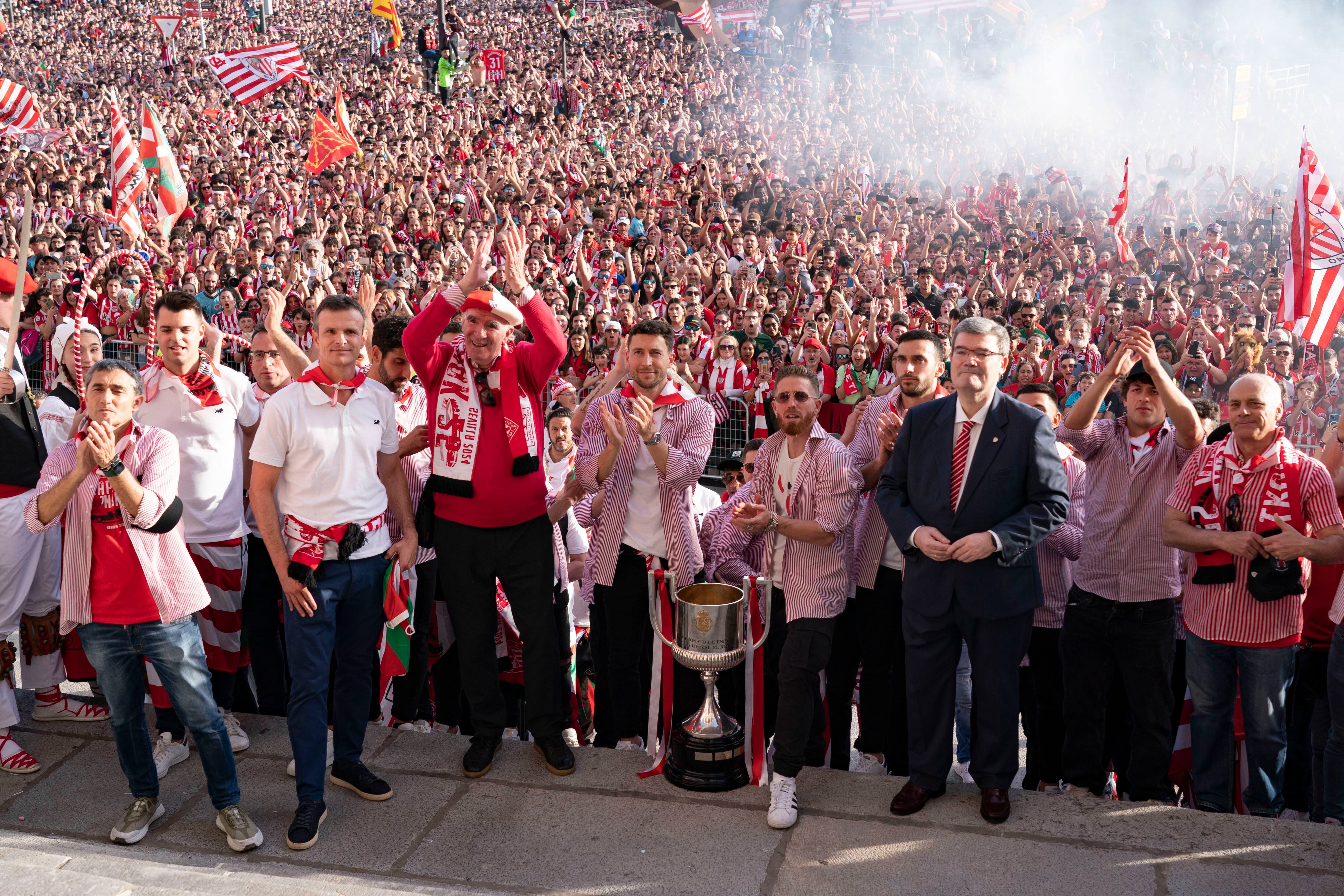 Los dos capitanes Óscar de Marcos e Iker Muniain (centro) junto al presidente del club Jon Uriarte (tercero por la izquierda), el entrenador del Athletic de Bilbao Ernesto Valverde (izquierda), José Ángel Iribar (cuarto por la izquierda) y el alcalde de Bilbao Juan Maria Aburto, (tercero por la derecha) celebran la Copa con el público, este jueves en el ayuntamiento de Bilbao. 