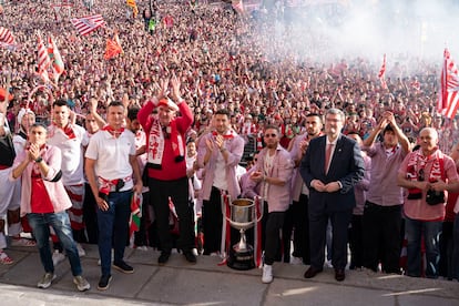 Los dos capitanes Óscar de Marcos e Iker Muniain (centro) junto al presidente del club Jon Uriarte (tercero por la izquierda), el entrenador del Athletic de Bilbao Ernesto Valverde (izquierda), José Ángel Iribar (cuarto por la izquierda) y el alcalde de Bilbao Juan Maria Aburto, (tercero por la derecha) celebran la Copa con el público, este jueves en el ayuntamiento de Bilbao. 