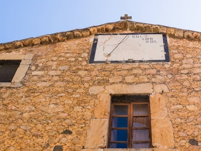 La fachada de la iglesia de Fornalutx, con un reloj solar y la leyenda 'Sols amb Sol'.