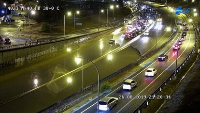 Captura de video de las cámaras de la DGT, de una vista de la M-40 que a partir de las 20.35 horas, se ha cortado, a la altura del barrio de La Fortuna en Leganés. Una enorme tormenta en Madrid ha provocado graves inundaciones en varios pueblos de la región, cortes de tráfico en la M-40 y en la M-30 y en seis líneas de Metro y retrasos y desvíos en los vuelos a Barajas.