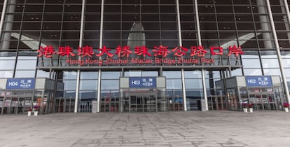 Vista de la entrada al nuevo puente Hong Kong-Macao-Zhuhai tras la ceremonia de apertura en Zhuhai, provincia de Guangdong (China). 