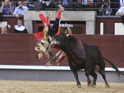 El torero Iván Fandiño, cogido en el muslo por su primer toro.