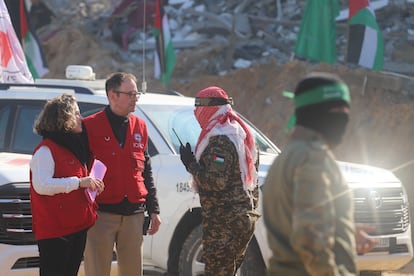 Los representantes de la Cruz Roja hablan con miliciano de Hamas durante la liberación de la soldada israelí Agam Berger en Jabalia. 