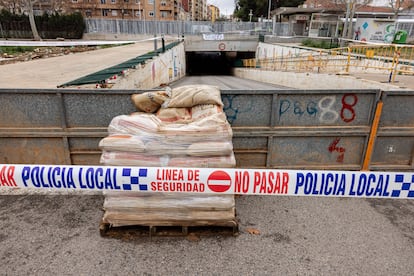 Paso subterrneo, cerrado en Aldaia.