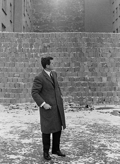 Kennedy, uno de los más influyentes senadores de Estados Unidos era un progresista moderado conocido por su consumada capacidad para alcanzar acuerdos en el Congreso. En esta foto del 23 de febrero de 1962, Edward Kennedy visita el muro de Berlín.