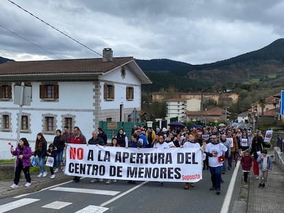 Vecinos de Sopuerta se manifiestan en contra de la apertura de un centro de menores extranjeros en la localidad vizcaína.