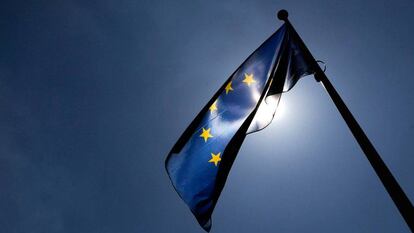Bandera europea en el edificio de la Comisión en Bruselas.