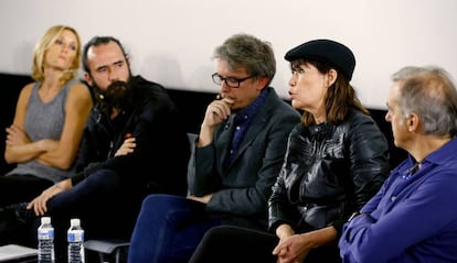 De izquierda a derecha: Mónica Esteban, presidenta de Juegoterapia; el moderador y publicista, Jorge Martinez; el presidente de la Fundación Uno entre cien mil, José Carnero; y los directores Mabel Lozano y Paco Arango, participan en las jornadas Cine, Ayuda y Solidaridad, que ha celebrado hoy la Academia de Cine.