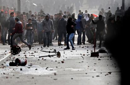 Jóvenes palestinos se enfrentan a las tropas israelíes durante una protesta en la ciudad cisjordana de Belén.