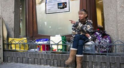 Una mujer sin casa en Alicante.