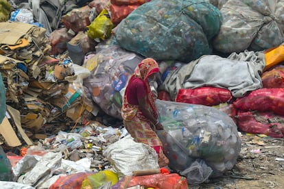 Una mujer trabaja en un patio de reciclaje en Kolkata, India