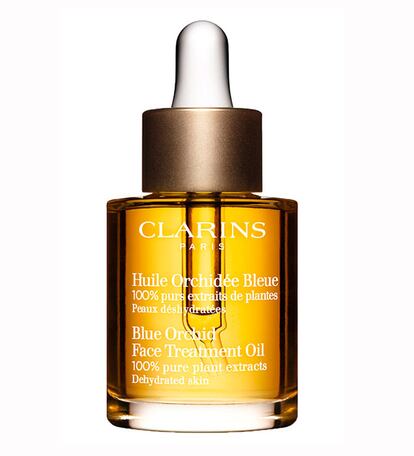 Este aceite facial de Clarins tiene un 100% de extractos puros de plantas. Es uno de los productos más populares de la firma y es perfecto para las pieles deshidratadas y con arrugas. (39 euros aprox.)