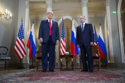 Donald Trump y Vladimir Putin posan ante los medios antes del inicio de la reunió en el Palacio Presidencial de Helsinki. 
