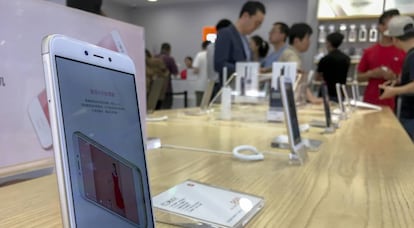 Un móvil de Xiaomi en una de las tiendas de la compañía china.