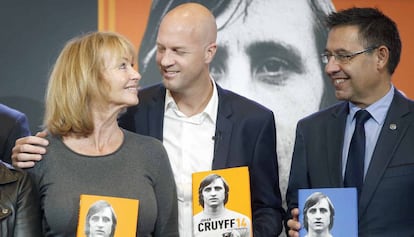 La vídua de Johan Cruyff, Danny, el seu fill, Jordi, i Josep Maria Bartomeu.