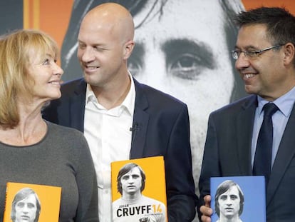 La vídua de Johan Cruyff, Danny, el seu fill, Jordi, i Josep Maria Bartomeu.