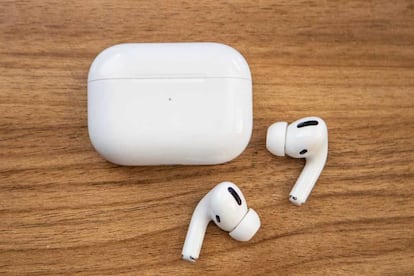 AirPods con funda mesa