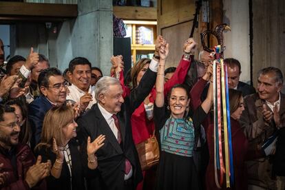 Claudia Sheinbaum recibe el bastón de mando del presidente López Obrador, el 7 de septiembre.