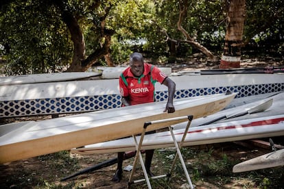 Joshua Kendagor coloca una barca de remo en su sitio después del entrenamiento de Aisya Mohammed. "Ella finalizó penúltima, pero su pasión y su interés por el remo impresionaron a los entrenadores internacionales que asistían a la prueba. Consideraron que no le haría falta mucho tiempo para clasificarse en los campeonatos del mundo y en los paralímpicos", recuerda Kendagor, un oficial de marina keniano que ejerce como entrenador de la deportista y que la acompaña a Tokio.