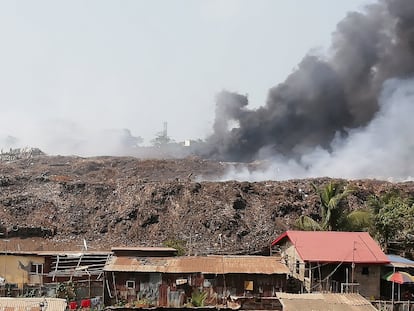 Un basural arde a plena luz del día en las cercanías de Kingtom. Varios de los más de 60 asentamientos informales se encuentran rodeados de vertederos a lo largo y ancho de la ciudad.