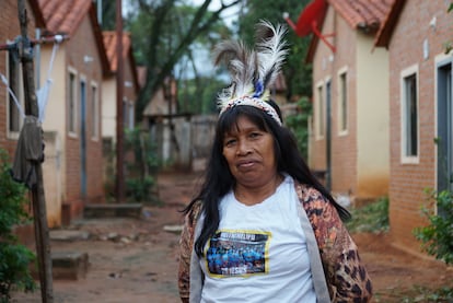 La artesana maká Lucia Barbosa en la calle donde vive a las afueras de Asunción.