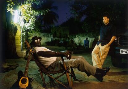 Ali Farka Touré y el productor Nick Gold, en Malí.