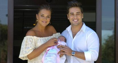 David Bustamante y Paula Echevarria a su salida del hospital con su hija Daniela, en agosto de 2008