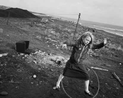 Helen y su hula-hoop, 1984. Copia de bromuro y gelatina de plata.